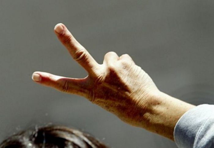 Японец ковыряется пальцами в пизде токийской няшки