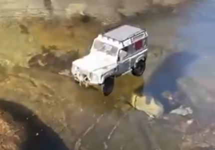 Une voiture roule sur une fine couche de glace une expérience