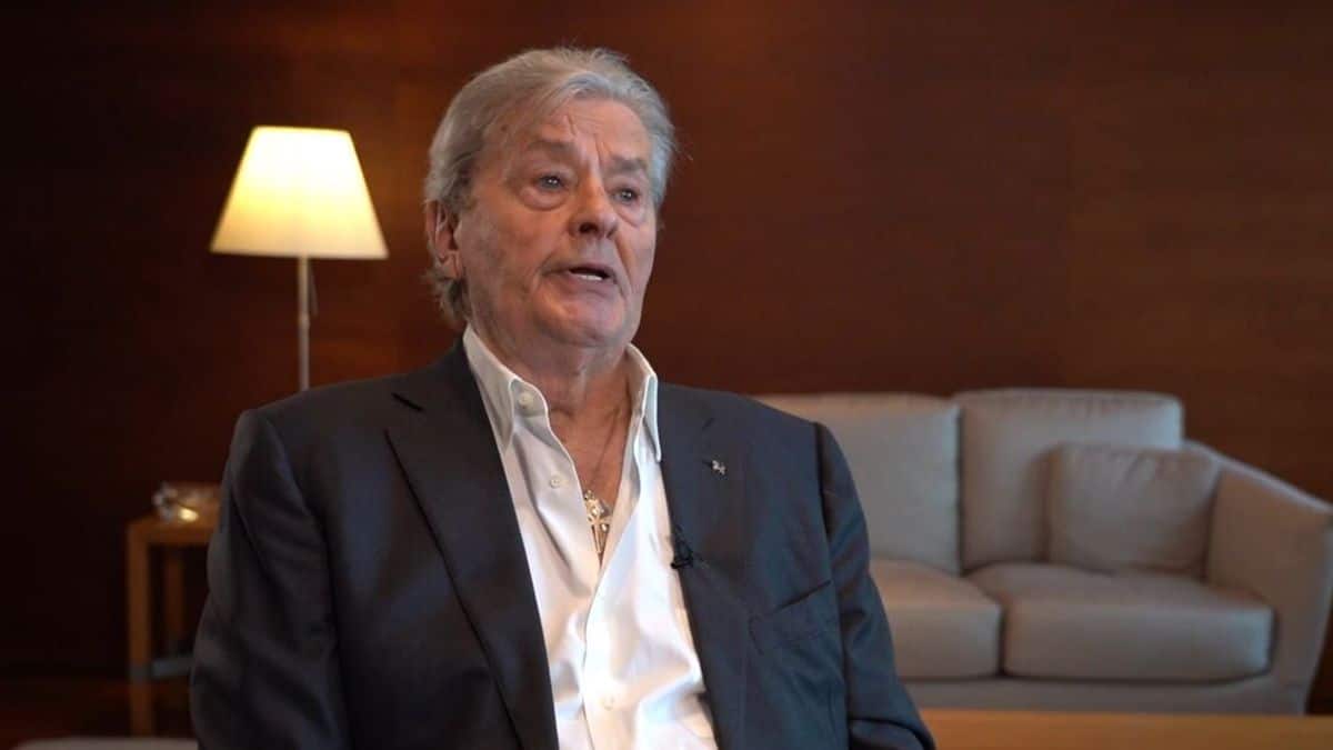 Alain Delon au plus mal et en béquilles ses fans très inquiets pour