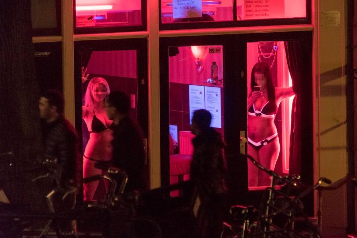 Il Est Désormais Interdit De Regarder Les Prostituées Dans Les Vitrines