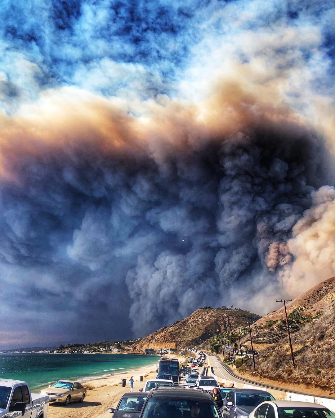 Vidéo Pendant/Après des incendies en Californie qui ont fait plus de 25