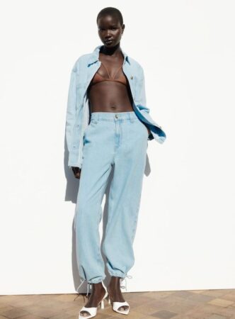 Zara fait sensation avec ce jogger en jean ultra tendance et confortable à moins de 26 euros