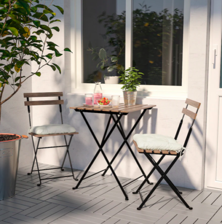 Ikea cartonne avec son ensemble table et chaises parfait pour les petits balcons ! 