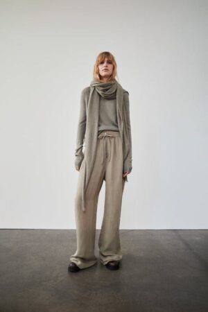 Zara frappe fort avec ce pantalon amincissant et ultra élégant à prix mini