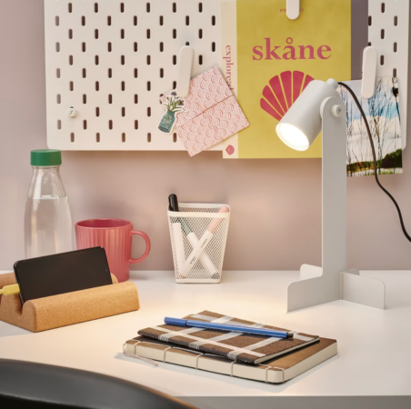 Ikea a la lampe apporte un plus à votre bureau avec son design moderne