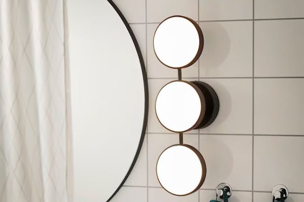 Ikea lance une lampe ultra design pour tranfsormer n'importe quelle salle de bain en dressing de star