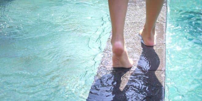 Ne marchez plus jamais pieds nus autour d'une piscine