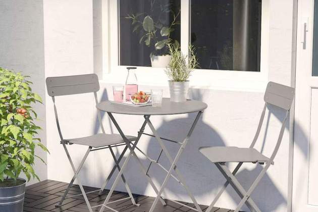 Cet ensemble table et chaises Ikea est disponible en 4 coloris-article