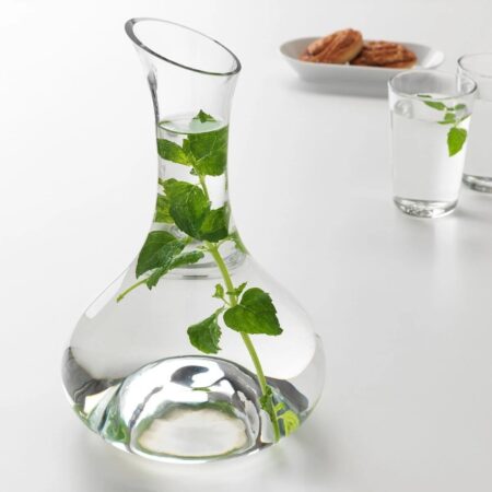 Le pichet Ikea le plus vendu de son catalogue pour décorer la table et servir vos plus belles boissons