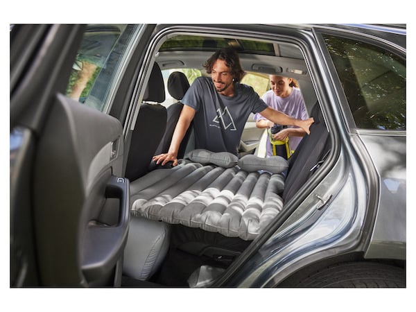 Lidl cartonne avec son matelas gonflable pour dormir en voiture lors de vos road trip cet été