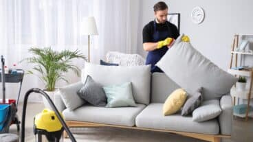 3 techniques pour nettoyer les taches du canapé et le rendre comme neuf