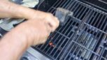 Comment nettoyer la grille du barbecue sans frotter des heures ?
