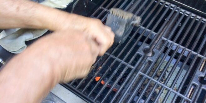 Comment nettoyer la grille du barbecue sans frotter des heures ?