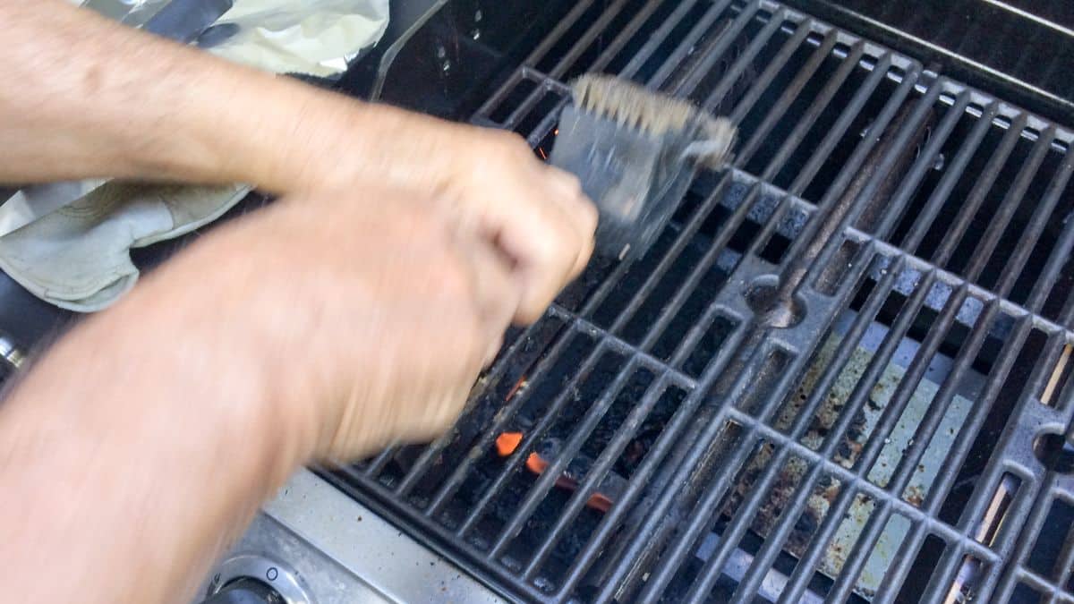 Comment nettoyer facilement la grille du barbecue sans frotter pendant des heures ?