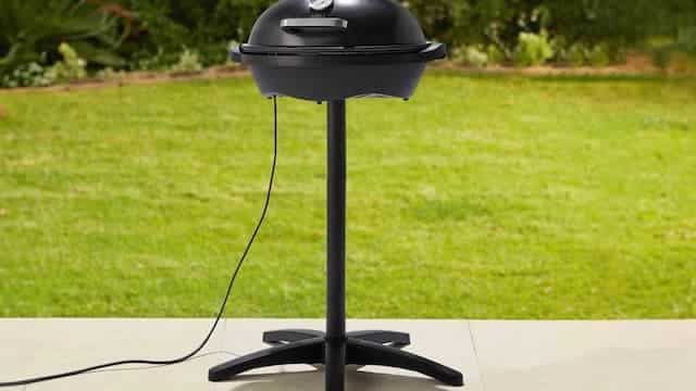 Ce barbecue Lidl 2 en 1 est parfait pour préparer de bonnes grillades tout l'été