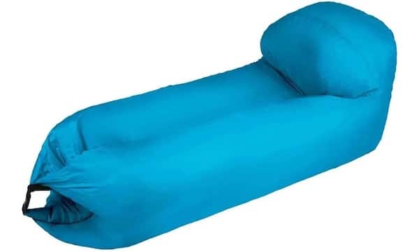 Lidl fait sensation avec son canapé de plage gonflable ultra confort et facile à transporter