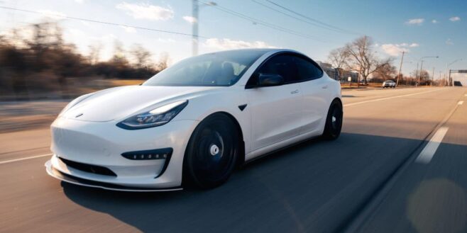 Il monte dans sa Tesla puis la démarre et s’aperçoit après plusieurs kilomètres que ce n’est pas sa voiture