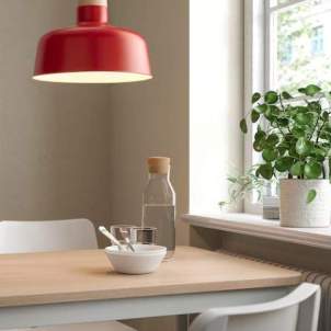 IKEA surprend encore avec cette suspension rouge très stylée-article