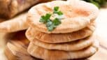 Cette recette très simple pour faire un pain pita en 15 minutes avec 3 ingrédients