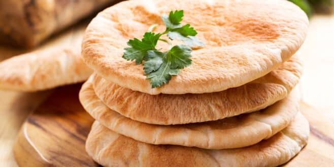 Cette recette très simple pour faire un pain pita en 15 minutes avec 3 ingrédients