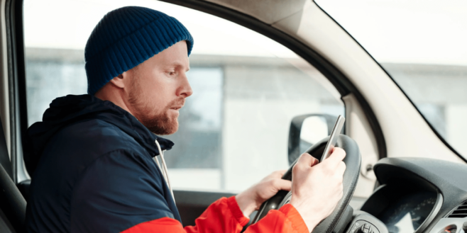 Permis de conduire: 8 français sur 10 avouent faire ce geste illégal au volant