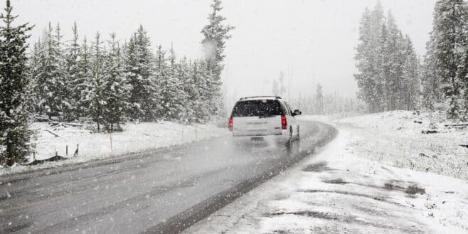 Automobilistes: les meilleurs conseils pour conduire sur la neige et le verglas