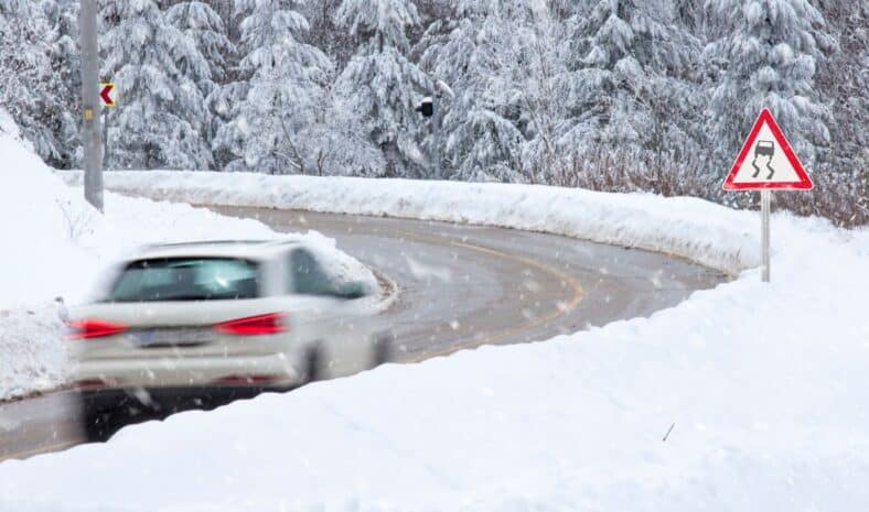 Ce bouton pas très connu des automobilistes facilite la conduite sous la neige