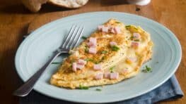 Cette recette très rapide pour faire une omelette de pommes de terre au jambon