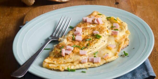 Cette recette très rapide pour faire une omelette de pommes de terre au jambon