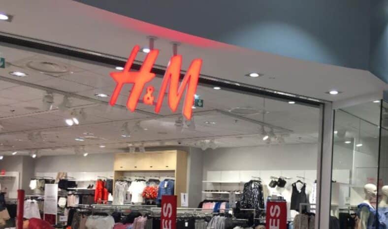 H&M élimine toute la concurrence avec la plus belle robe pour les fêtes de fin d'année