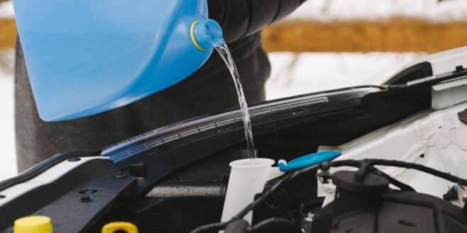 Automobilistes: cette technique secrète pour préparer 5L de liquide lave-glace pour moins de 1€