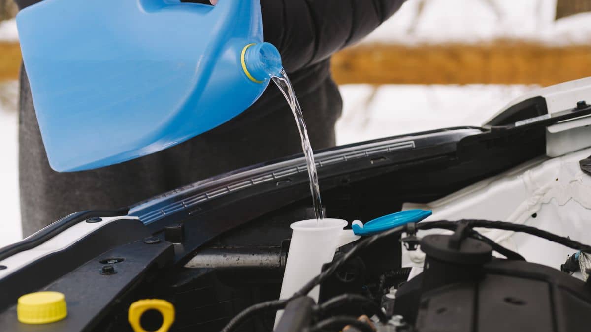 Automobilistes: cette technique secrète pour préparer 5L de liquide lave-glace pour moins de 1€