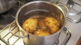 L'astuce d'une cuisson parfaite des pommes de terre à l’eau selon un chef cuisinier