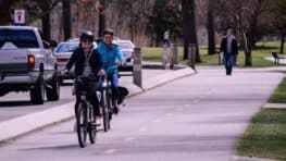 Qui a la priorité sur la route entre un cycliste et un piéton ? Lé réponse est surprenante