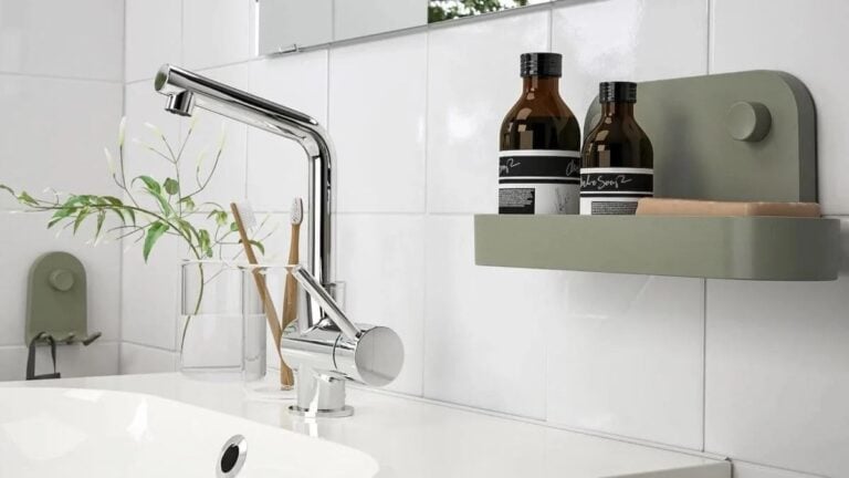 Cette étagère IKEA pour la douche se fixe sans trous grâce à ses ventouses résistantes