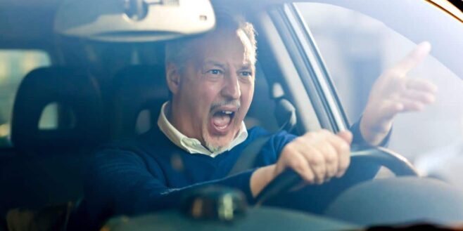 Conducteurs seniors: ce macaron posé à l'arrière de leur voiture bientôt obligatoire ?