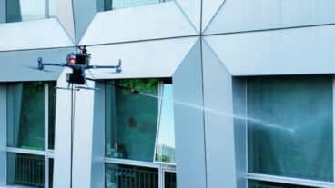 Ce drone est le premier à pouvoir nettoyer les façades en hauteur et c'est impressionnant