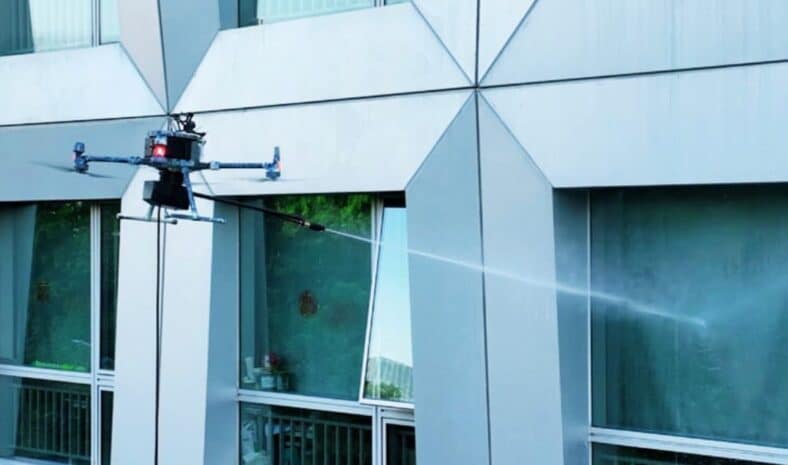 Ce drone est le premier à pouvoir nettoyer les façades en hauteur et c'est impressionnant