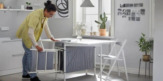 Ikea fait un énorme carton avec cette table pliable et avec rangement pour chaises